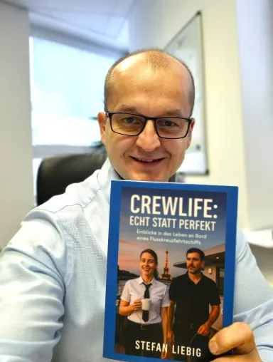 Neues Buch „CREWLIFE – Echt statt perfekt“ gibt ehrliche Einblicke in das Arbeiten auf Flusskreuzfahrtschiffen Bild: Neues Buch „CREWLIFE – Echt statt perfekt“ gibt ehrliche Einblicke in das Arbeiten auf Flusskreuzfahrtschiffen