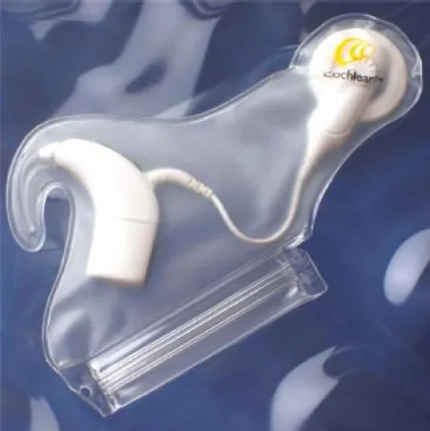 Bild: Baden und Schwimmen mit Cochlea-Implantat: Cochlear präsentiert Cochlear™ Nucleus® Wasserschutzhülle