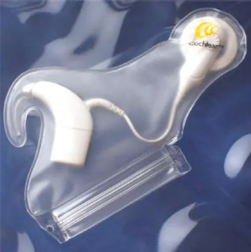 Baden und Schwimmen mit Cochlea-Implantat: Cochlear präsentiert Cochlear™ Nucleus® Wasserschutzhülle Bild: Baden und Schwimmen mit Cochlea-Implantat: Cochlear präsentiert Cochlear™ Nucleus® Wasserschutzhülle