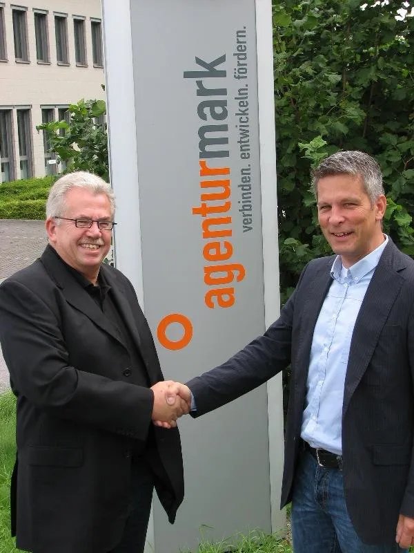 Hocherfreut zeigt sich Erik O. Schulz (r.), Geschäftsführer der agentur mark GmbH, über den Zuschlag von Hans-Jürgen Dorr.