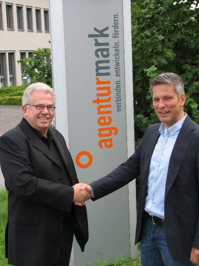 Hocherfreut zeigt sich Erik O. Schulz (r.), Geschäftsführer der agentur mark GmbH, über den Zuschlag von Hans-Jürgen Dorr.