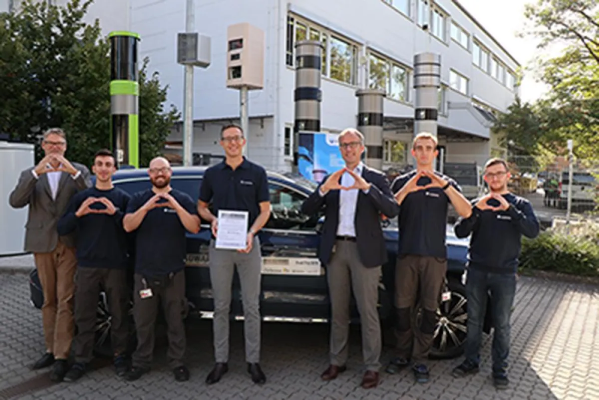 VITRONIC Mitarbeiter und Vertriebsleiter Daniel Scholz-Stein bekennen sich zu Project Edward