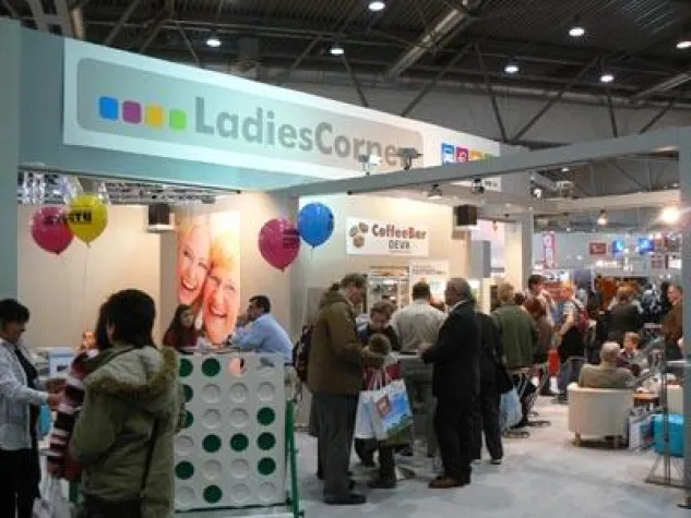 Bild: Auto mal anders - LadiesCorner begeistert Besucherinnen auf der AMI 2008