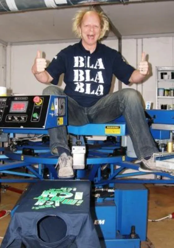 Atze Bauer druckt auf seiner Siebdruckmaschine auch die Fanshirts für seine Auftritte als Liederchaot.