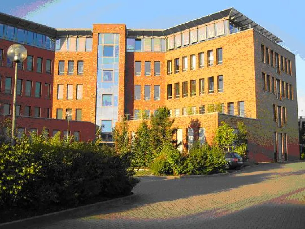 75 Mitarbeiter sind bei der Versicherungsfabrik in Hilden beschäftigt. Auch die Geschäftsleitung arbeitet in einem der drei Großraumbüros. Die Geschäftsräume befinden sich auf einer Etage. Somit werde