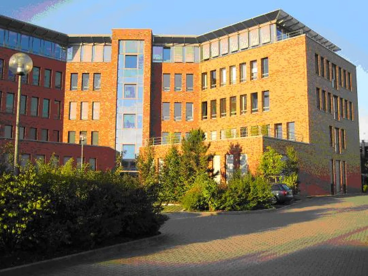 75 Mitarbeiter sind bei der Versicherungsfabrik in Hilden beschäftigt. Auch die Geschäftsleitung arbeitet in einem der drei Großraumbüros. Die Geschäftsräume befinden sich auf einer Etage. Somit werde