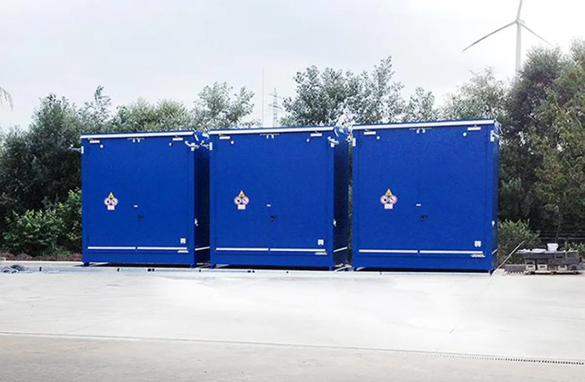 (Foto pw) Gefahrstoffschränke auf einer Umschlagfläche für Gefahrstoffe.