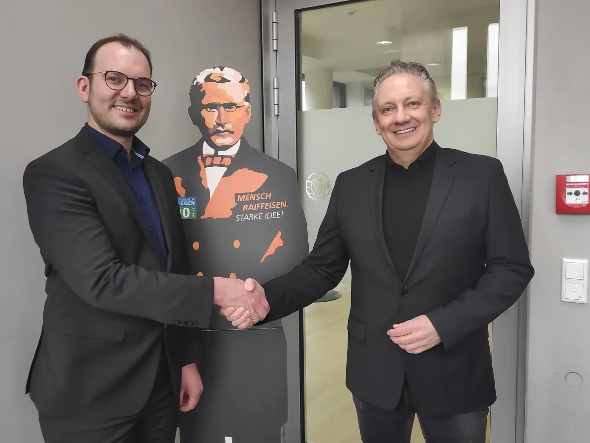 Martin Odinius (l.) und Dominik Kitzinger (r.) bei der Besiegelung der Partnerschaft in Münster