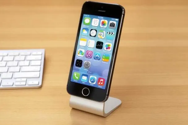 Bild: Der Cenastand Smartphone-Halter jetzt im Red Dot Shop