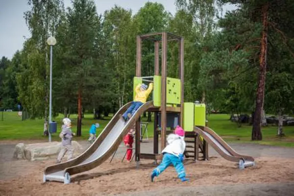 Bild: Neues skandinavisches Design für Lappsets Spielplatzklassiker aus Holz