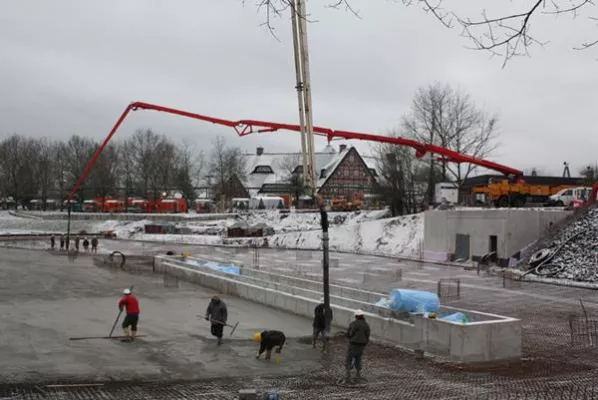 Bild: Spektakuläre Tag-Nacht-Baustelle lässt die Krake 2011 im Heide-Park Resort entscheidenden Schritt wachsen