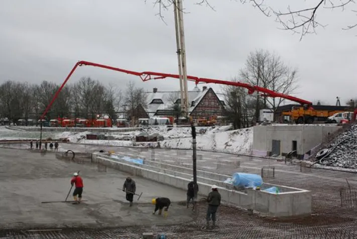 Bild: Spektakuläre Tag-Nacht-Baustelle lässt die Krake 2011 im Heide-Park Resort entscheidenden Schritt wachsen