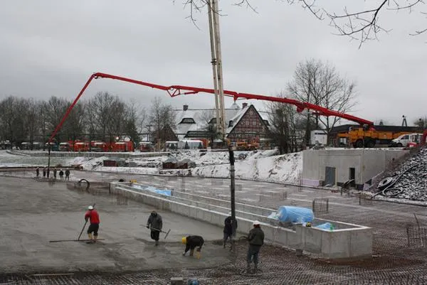Bild: Spektakuläre Tag-Nacht-Baustelle lässt die Krake 2011 im Heide-Park Resort entscheidenden Schritt wachsen