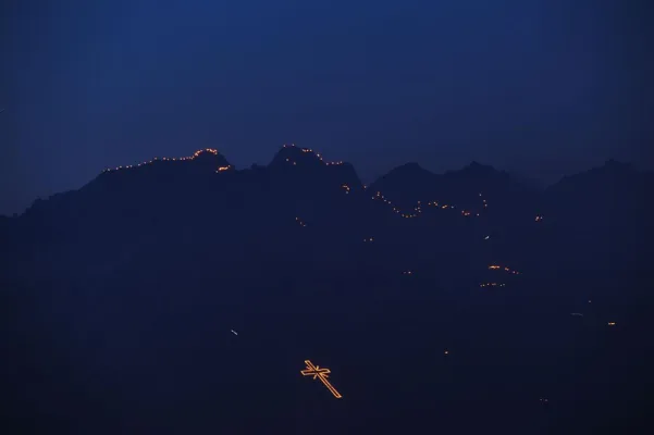 Bild: Berge in Flammen – Das beeindruckendes Naturschauspiel zur Sommersonnenwende