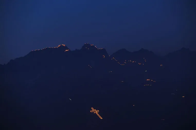 Bild: Berge in Flammen – Das beeindruckendes Naturschauspiel zur Sommersonnenwende