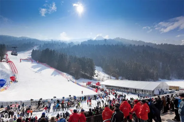 Bild: Losberger-Zelte bei Eis und Kälte - Losberger baut Locations für Alpine Ski WM in Garmisch-Partenkirchen