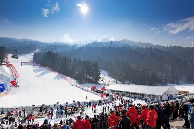 Bild: Losberger-Zelte bei Eis und Kälte - Losberger baut Locations für Alpine Ski WM in Garmisch-Partenkirchen
