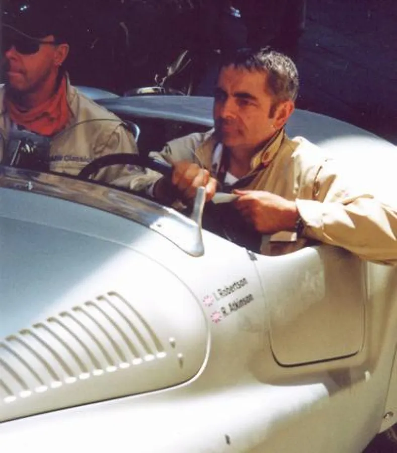 BMW Classic Team auf der Mille Miglia in Italien - Rowan Atkinson (Mr. Bean) im KRAFTSTOFF Overall