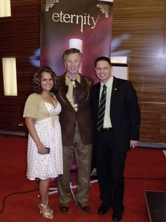 Torsten Sedlmeir mit Ehefrau Ramona und Sisel Gründer Tom Mower (Mitte)