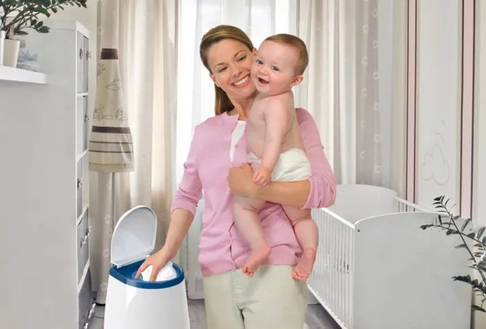 Bild: Kind + Jugend 2011: Durchatmen im Kinderzimmer - Windeleimer verschließt einfach und sicher Gerüche