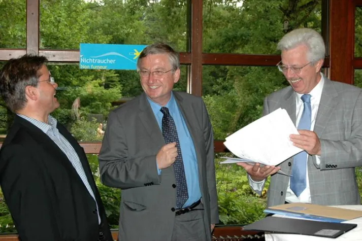 Regierungspräsident Würtenberger übergibt Zuwendungsbescheid Bild: Regierungspräsident Würtenberger übergibt Zuwendungsbescheid