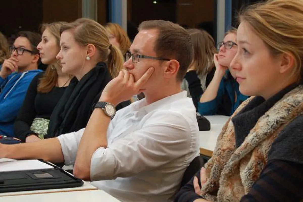 Gespannt lauschen die interessierten Studierenden den neuen Projekten