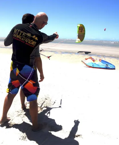 Bild: Kitesurfen lernen im Urlaub mit KiteWorldWide – Kitereisen für Anfänger nach Ägypten, Fuerteventura, Kenia