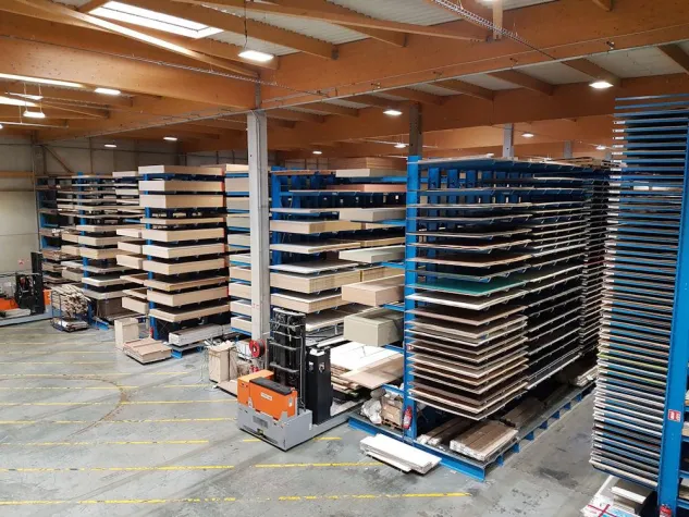 Hoch gestapelt auf flexiblen Armen Bild: Hoch gestapelt auf flexiblen Armen