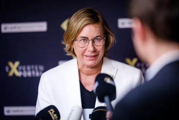 Bild: Sinnhaftigkeit versus Sexismus  -Top Speakerin Gabi Lück überzeugt beim Speaker Slam in Wien