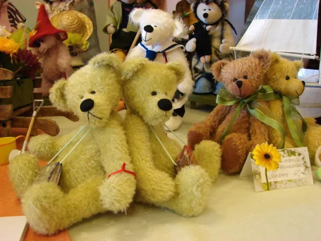 Bild: Erstmals Leipziger Puppen- und Teddytag am 29. April 2012: Vielfältige Kreationen im Gohliser Schlösschen