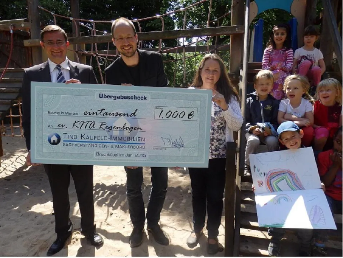 Tino Kaufeld-Immobilien spendet für die Kita Regenbogen in Bruchköbel