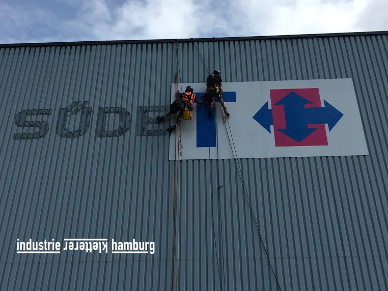 Außenwerbung Montage und Demontage ohne Gerüst durch Industrie Kletterer Hamburg IKH GmbH Bild: Außenwerbung Montage und Demontage ohne Gerüst durch Industrie Kletterer Hamburg IKH GmbH