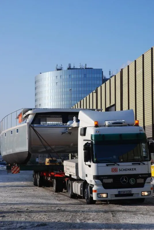 Messe- und Spezialtransport-Experten der Schenker Deutschland AG haben einen umweltfreundliche Solarkatamaran vom Rheinufer zum Düsseldorfer Messegelände befördert,