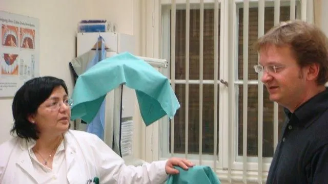 Kock & Voeste spendet 5000 Euro - Thomas Hopf übergibt Spende an Dr. De la Torre Bild: Kock & Voeste spendet 5000 Euro - Thomas Hopf übergibt Spende an Dr. De la Torre