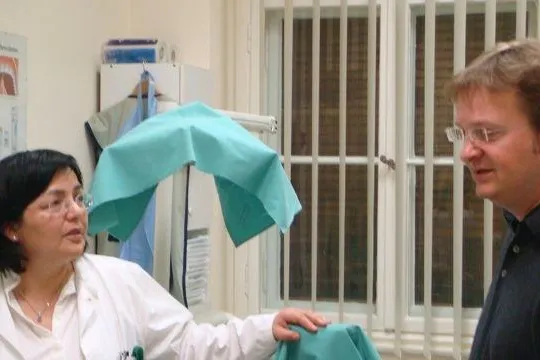 Bild: Kock & Voeste spendet 5000 Euro - Thomas Hopf übergibt Spende an Dr. De la Torre