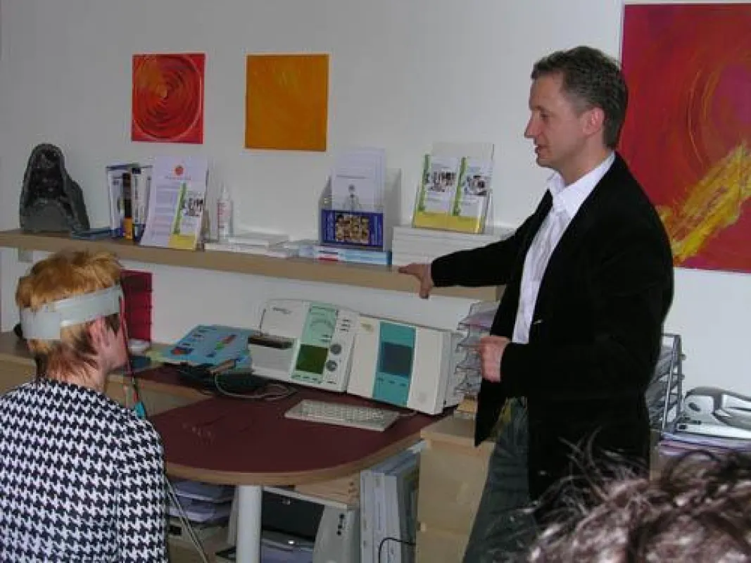Eine ausführliche Diagnose gehört zu jeder Allergietherapie. Hier sehen Sie eine VEGA-Check-Untersuchung.