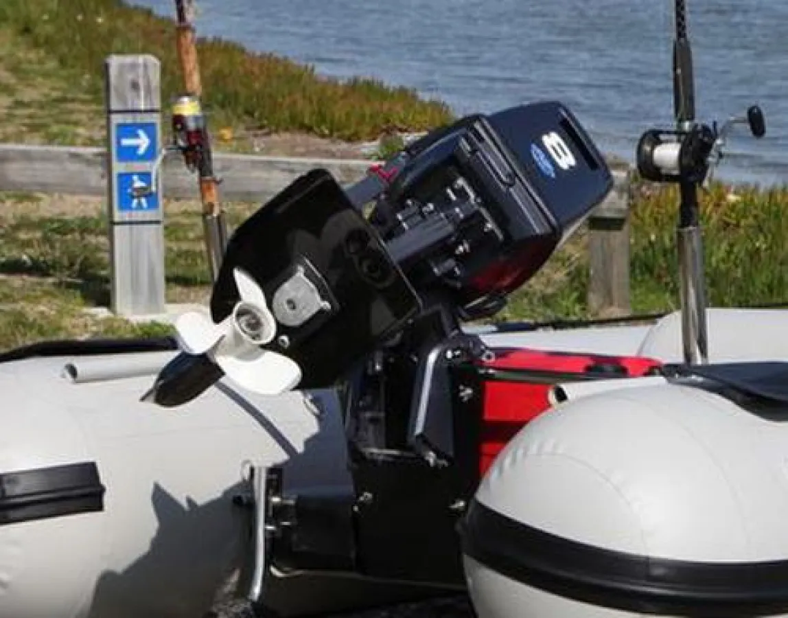 Hydrofoil and einem Takacat-Schlauchboot