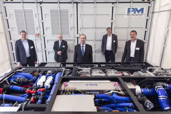 Bild: Bayerischer Staatsminister Aiwanger bei Proton Motor: Präsentation von neuem Brennstoffzellen-Rail-Antrieb