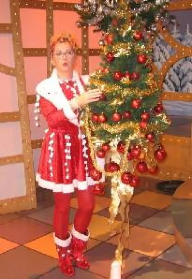 Die Dresdner Komödiantin  Petra Hoffmann als Sachsenkind Friedlinde vor ihrem Weihnachtsauftritt in Heil`s Weinkeller in Radebeul