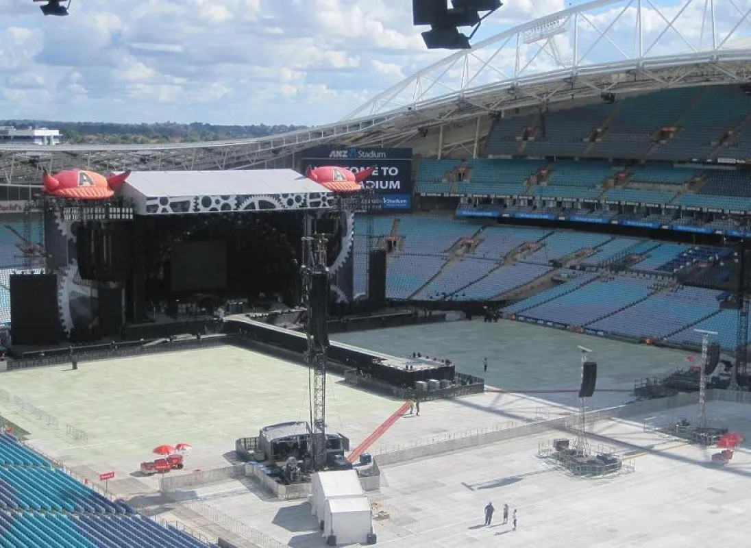 AC/DC Black Ice Tour: Barrikaden und Bodenschutz von eps