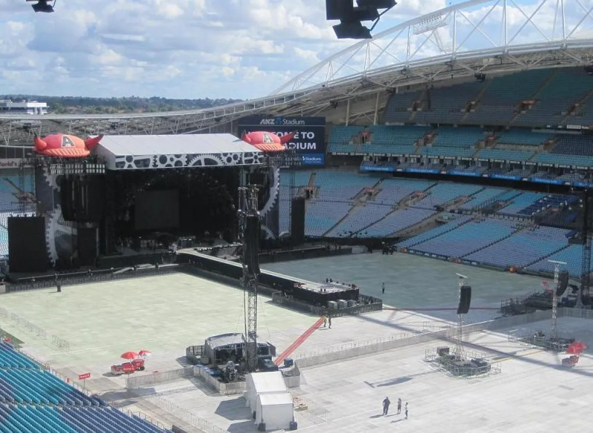 AC/DC Black Ice Tour: Barrikaden und Bodenschutz von eps