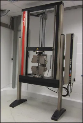 Bild: Neue Zugprüfmaschine ermöglicht individuelle Werkstoffuntersuchungen bei HEGGEMANN