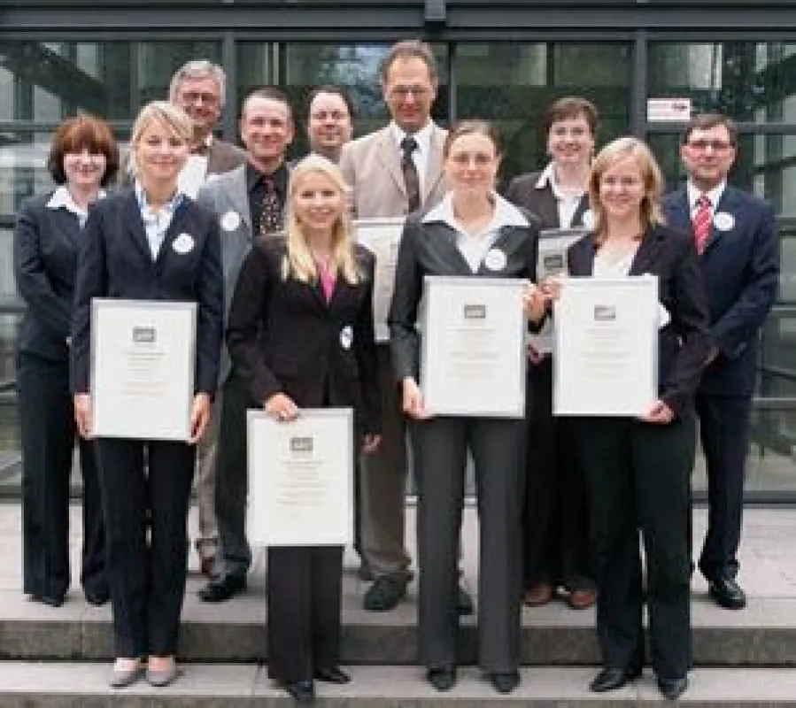 Katarzyna Smirska (vorne, 2. v.r.), erhielt 2008 für ihre an der TU Dresden verteidigte Arbeit zur Optimierung eines Risikomanagementsystems in einem mittelständischen Unternehmen den 1. Preis