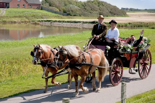 Mit Stil zur Trauung chauffiert auf der Hochzeitsinsel Pellworm Bild: Mit Stil zur Trauung chauffiert auf der Hochzeitsinsel Pellworm