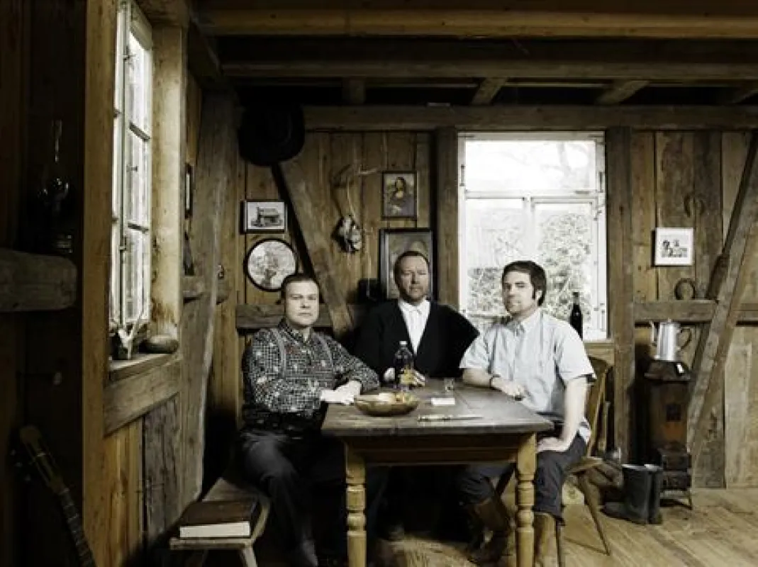 Die Weissenhofer in der guten Stube, v.l.n.r. Keith, Carl und Bob (Foto: Klaus Mellenthin)