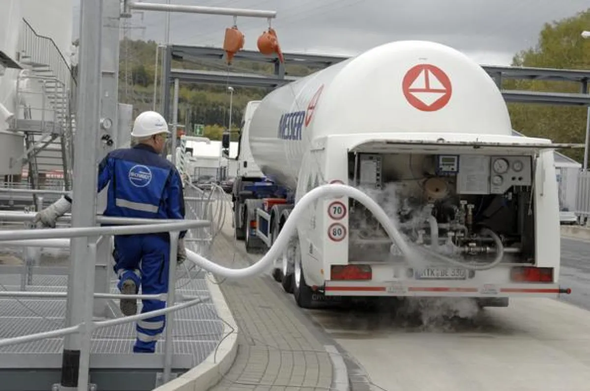 Flüssiger Stickstoff wird in Speichertanks zwischengelagert und in Tankwagen zum Kunden transportiert