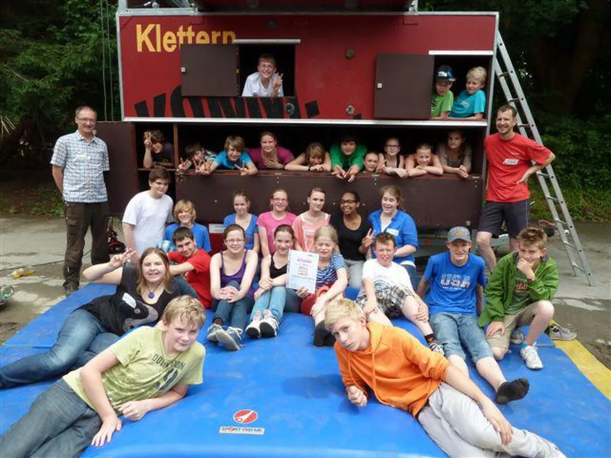 Die Klasse 7.1 der Hannah-Arendt-Gesamtschule empfängt ihren Preis - einen Wandertag von KOMM.aktiv