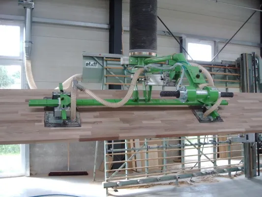 Bild: Der Vakuum-Schlauchheber von AERO-LIFT lässt Treppen fliegen