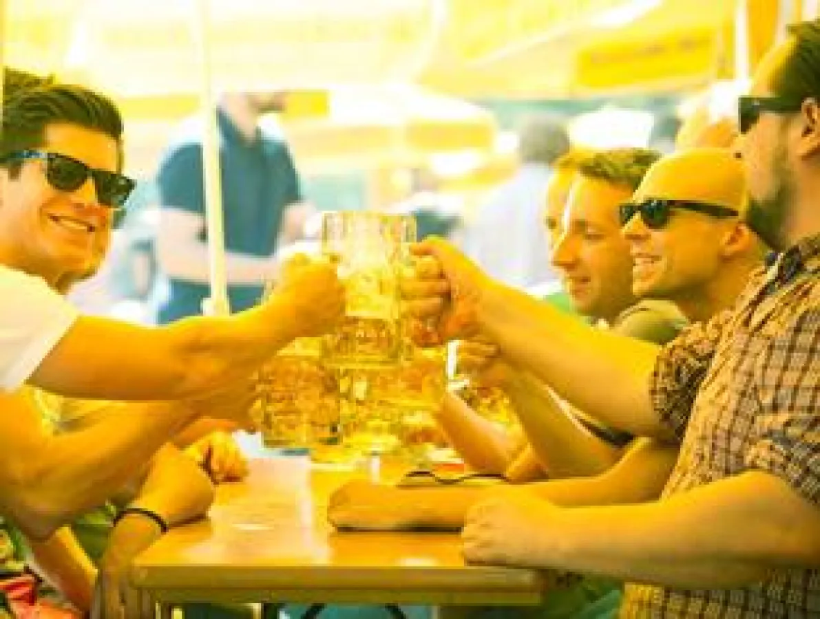 Gesellige Runde auf dem Bergfest (Michael Sommer)