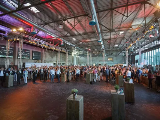 Bild: Glänzender Auftritt von Arena Mietmöbel auf dem Pre-Opening der MOTORWORLD Köln